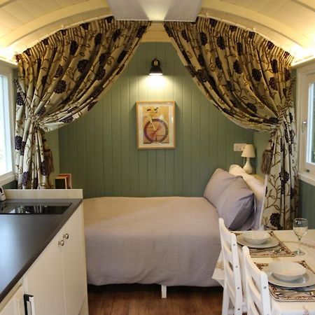 The Kestrel Shepherd Hut, Whitehouse Farm สโตว์มาร์เก็ต ภายนอก รูปภาพ