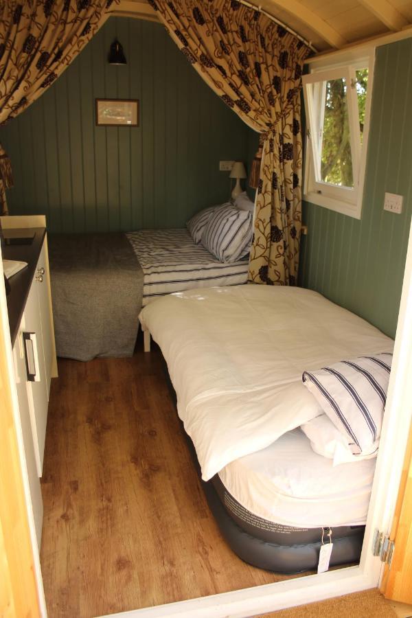 The Kestrel Shepherd Hut, Whitehouse Farm สโตว์มาร์เก็ต ภายนอก รูปภาพ